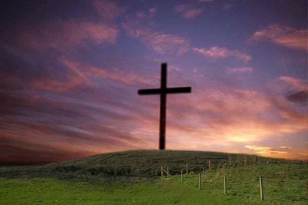 coucher de soleil et croix sur colline